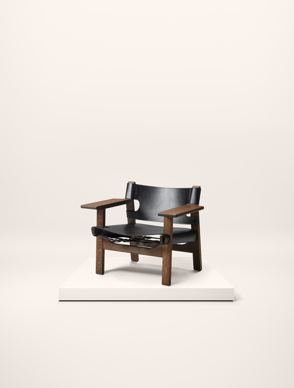 The Spanish Chair in smoked oak with black-coloured saddle leather.