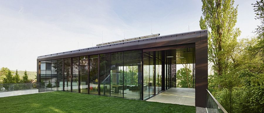 Transparent top level living space of the House GT