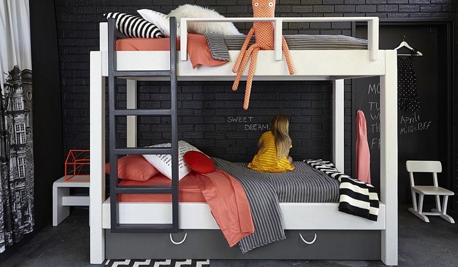 trendigt modernt barns sovrum med våningssängar och svarta tavelväggar' bedroom with bunk beds and chalkboard walls 