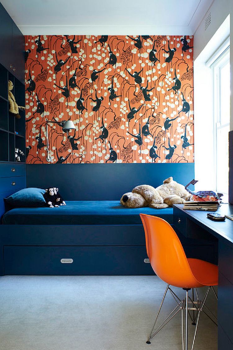Trundle bed in navy blue and Deco Monkeys in biscuit by De Gournay wallpaper for the vivacious kids' room