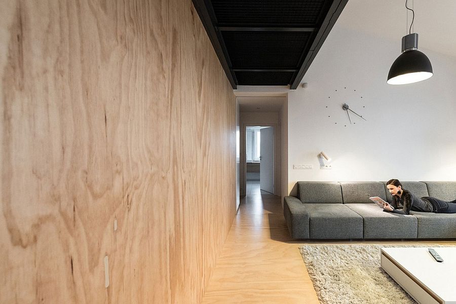 Warm pine wood wall brings coziness to the industrial home