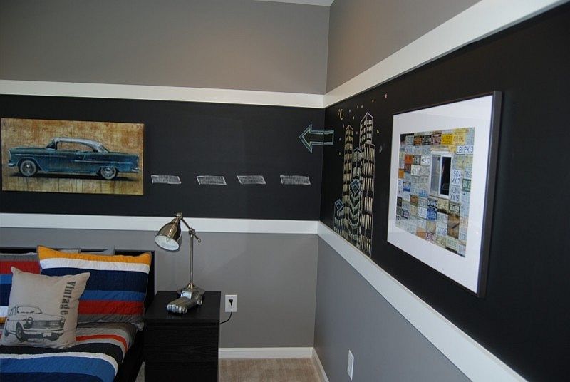 White trims flank the chalkboard section in the boys' bedroom