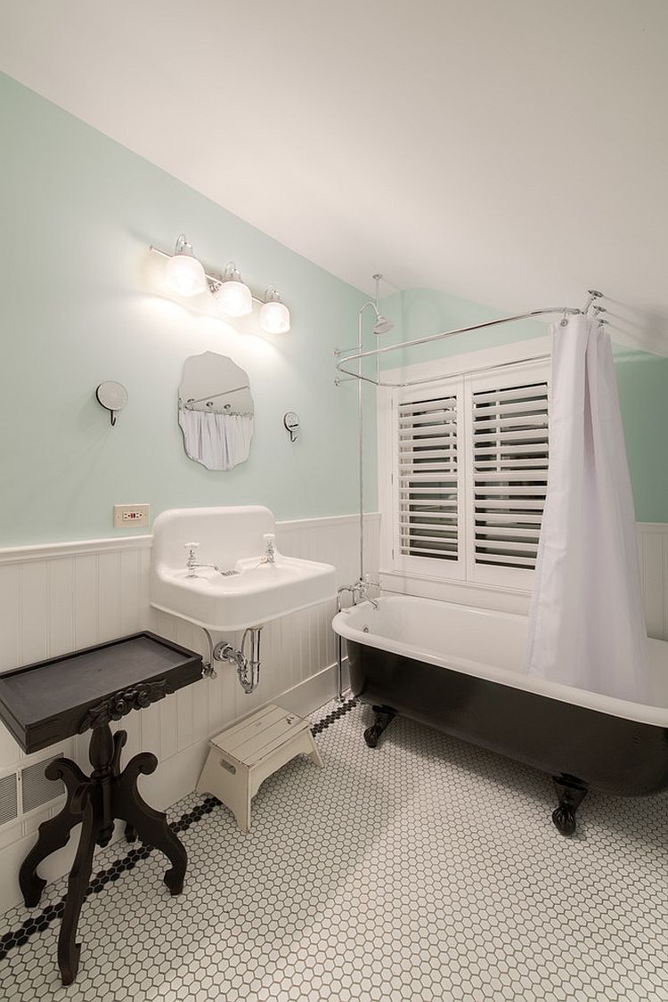 small bathroom with clawfoot tub