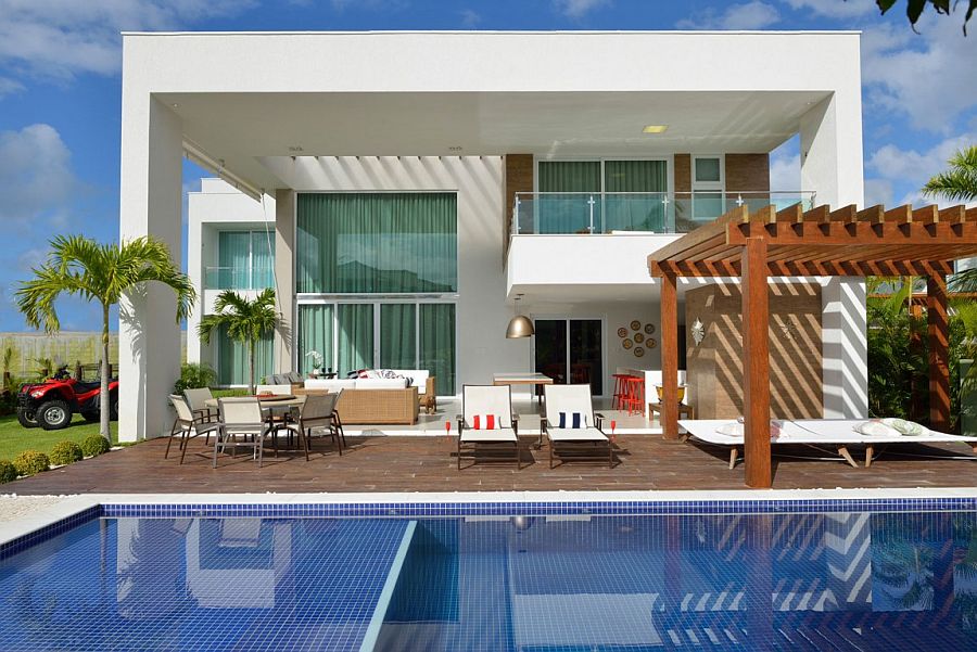 Color of the pool tiles gives the exterior a vivacious zest