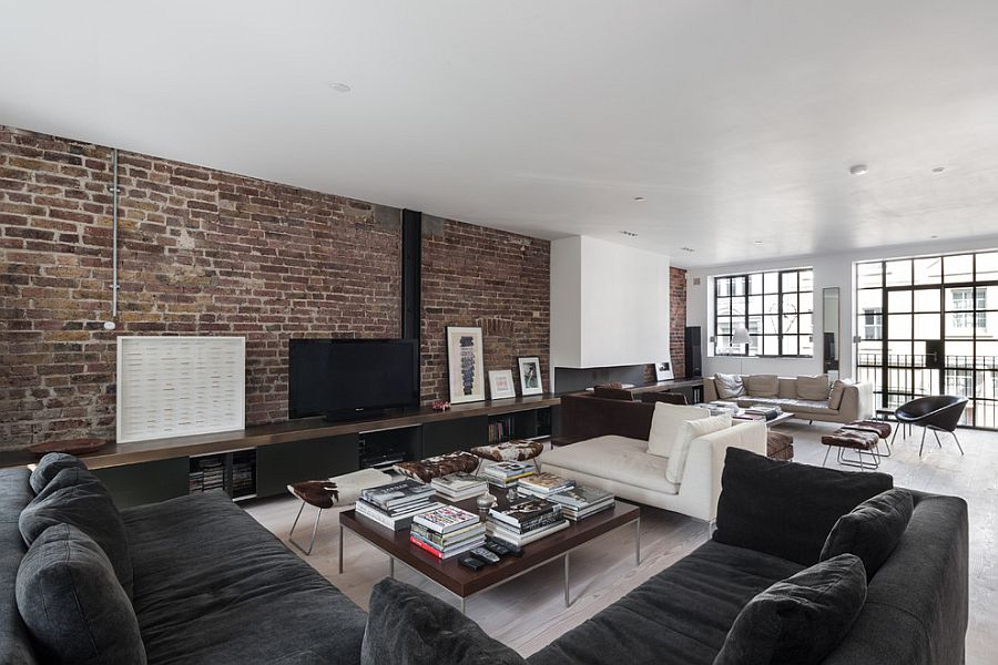 Elegant use of the brick wall in the expansive living room with low ceiling [Design: Domus Nova]