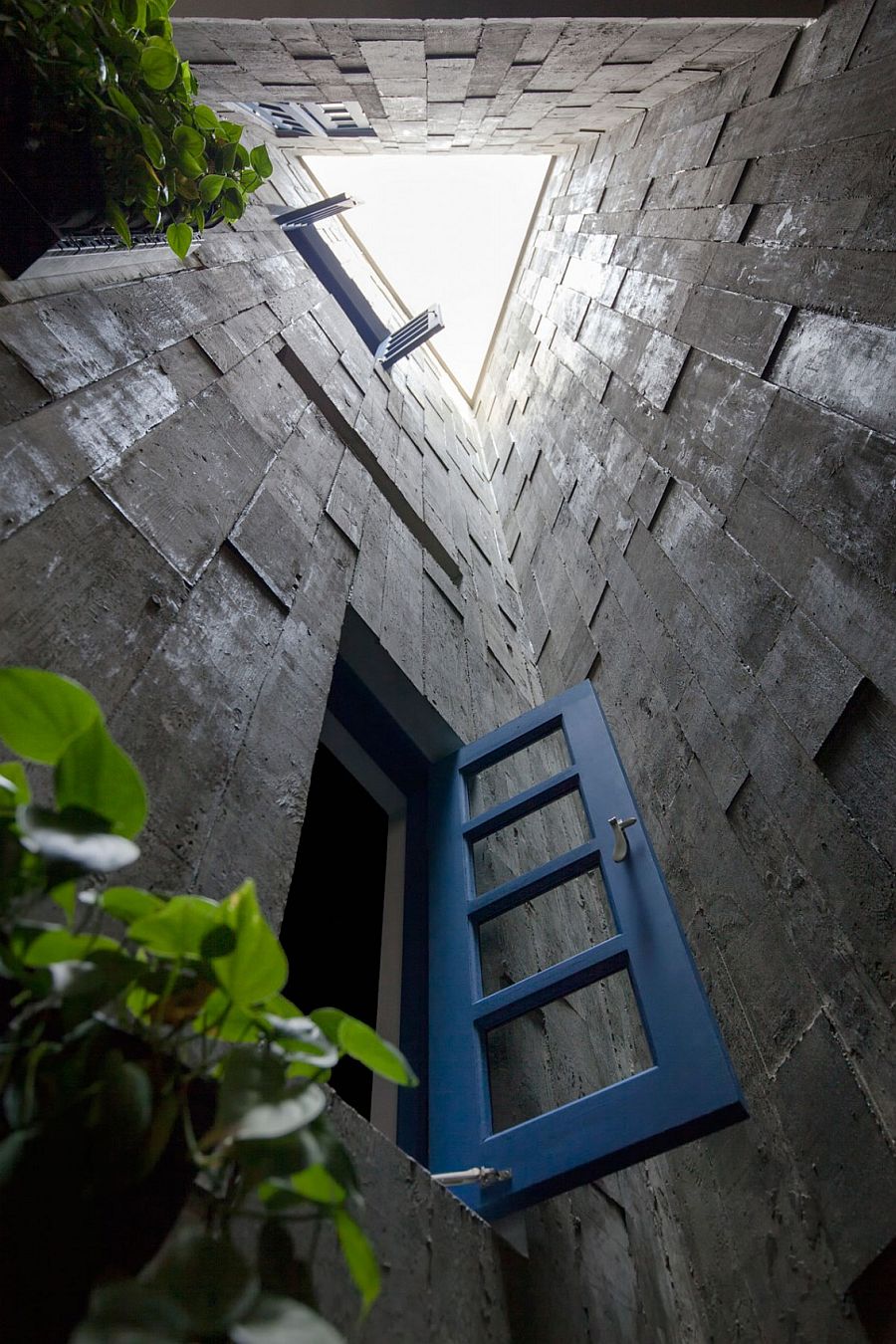 Fabulous use of central void to create a light well inside the modern home in Singapore