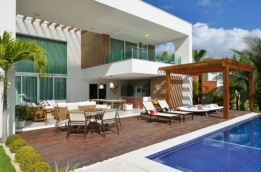 Freestanding pergola next to the pool for the contemporary home