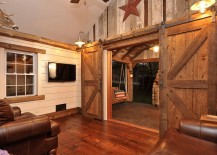 Gorgeous-barn-doors-fit-in-seamlessly-with-the-appeal-of-the-rustic-family-house-217x155