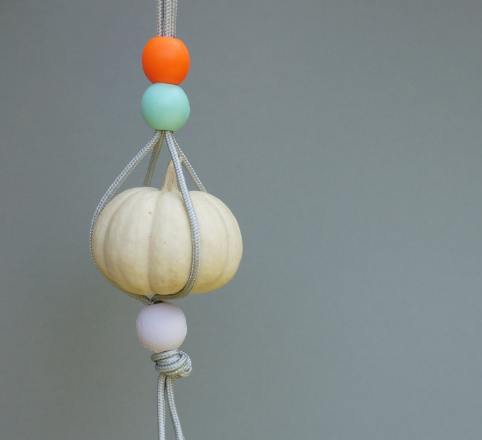 DIY Hanging pumpkin from Mirror80