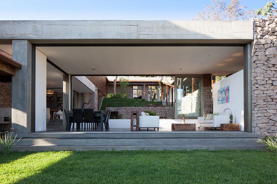 Ingenious open design of the living areas with glass doors connect them with the garden