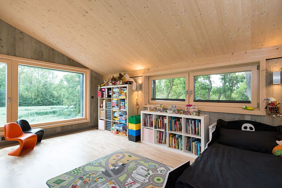 Kids'bedroom with slanted ceiling and a snug Scandinavian look