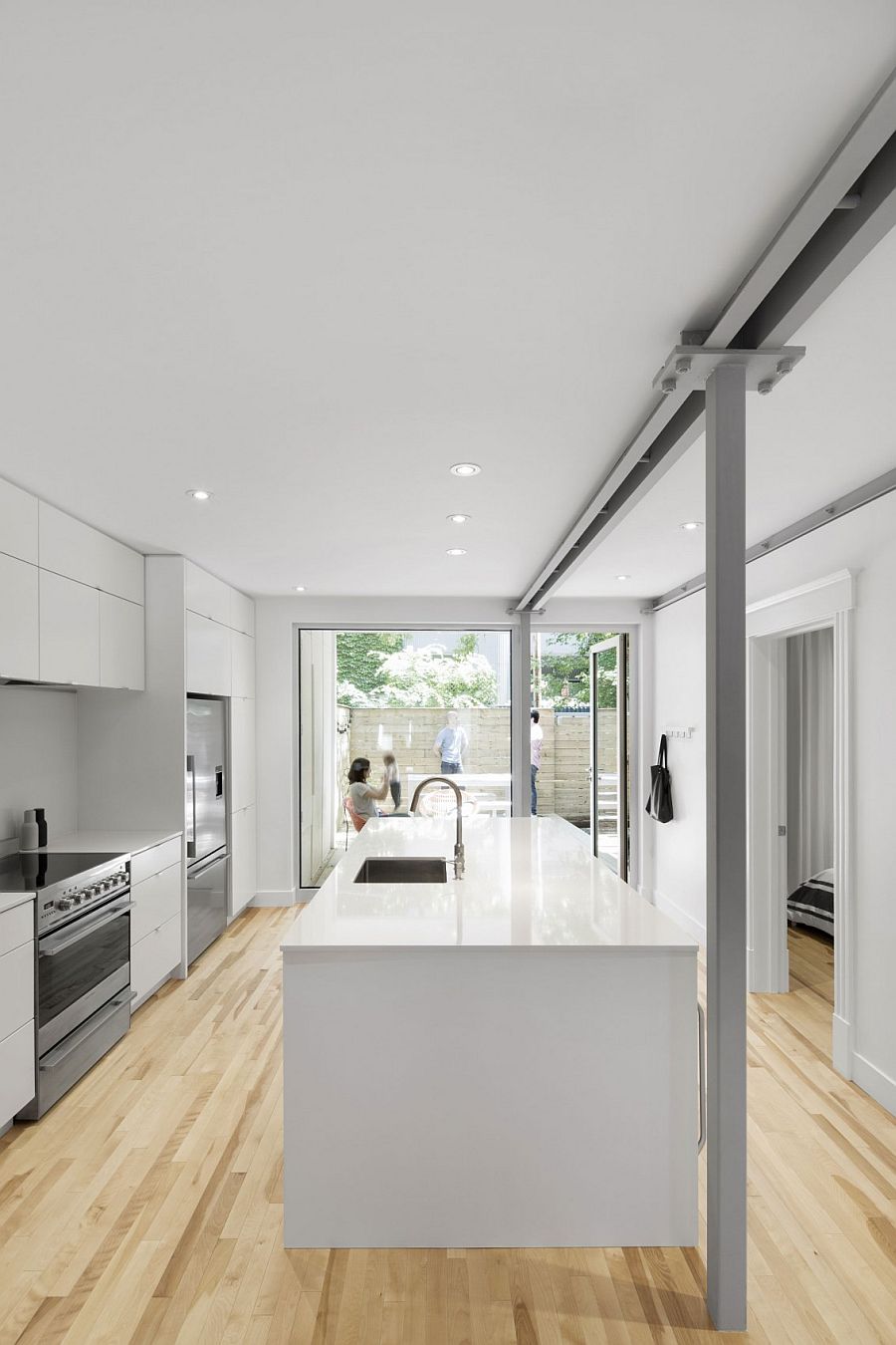 Kitchen in white connected with the exterior