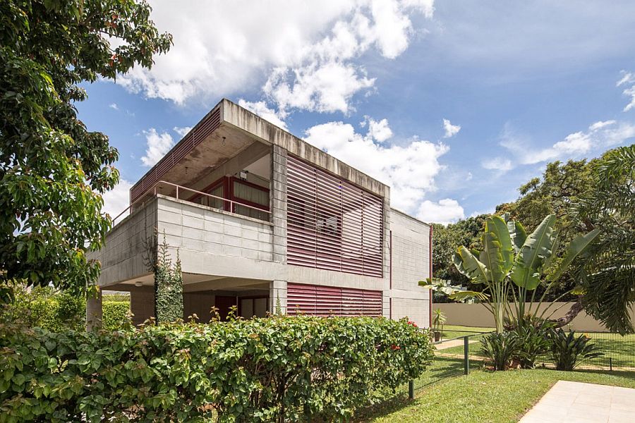 Lush green garden around Casa SMPW