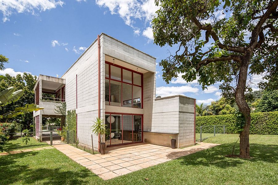 Metal, glass and concrete define the structure of affordable Brazilian home