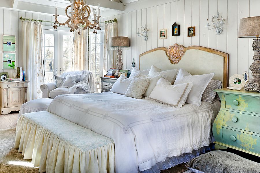 Mismatched bedside tables classic bed and lighting fashion a fabulous bedroom [Design: Pam DiCapo / Bill Mathews Photographer]