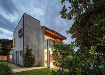 Modern-Brazilian-home-with-concrete-and-metal-structure-217x155