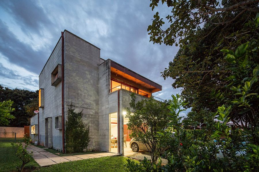 Modern Brazilian home with concrete and metal structure