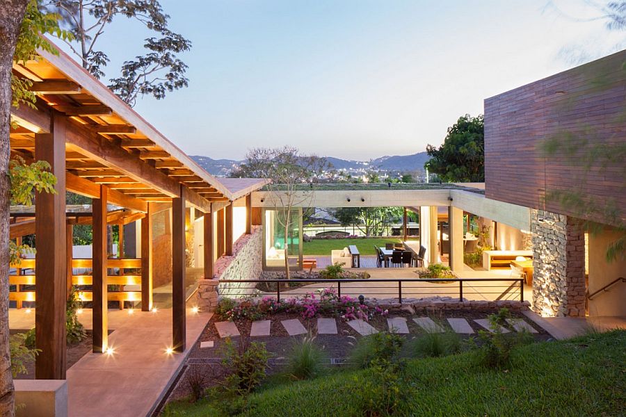 10 Modern Homes That Seamlessly Blend Indoor and Outdoors Spaces