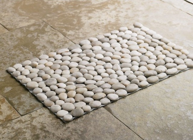 Pebble bath mat with light colored pebbles