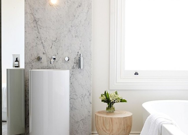 Little Luxury: 30 Bathrooms That Delight with a Side Table for the ...