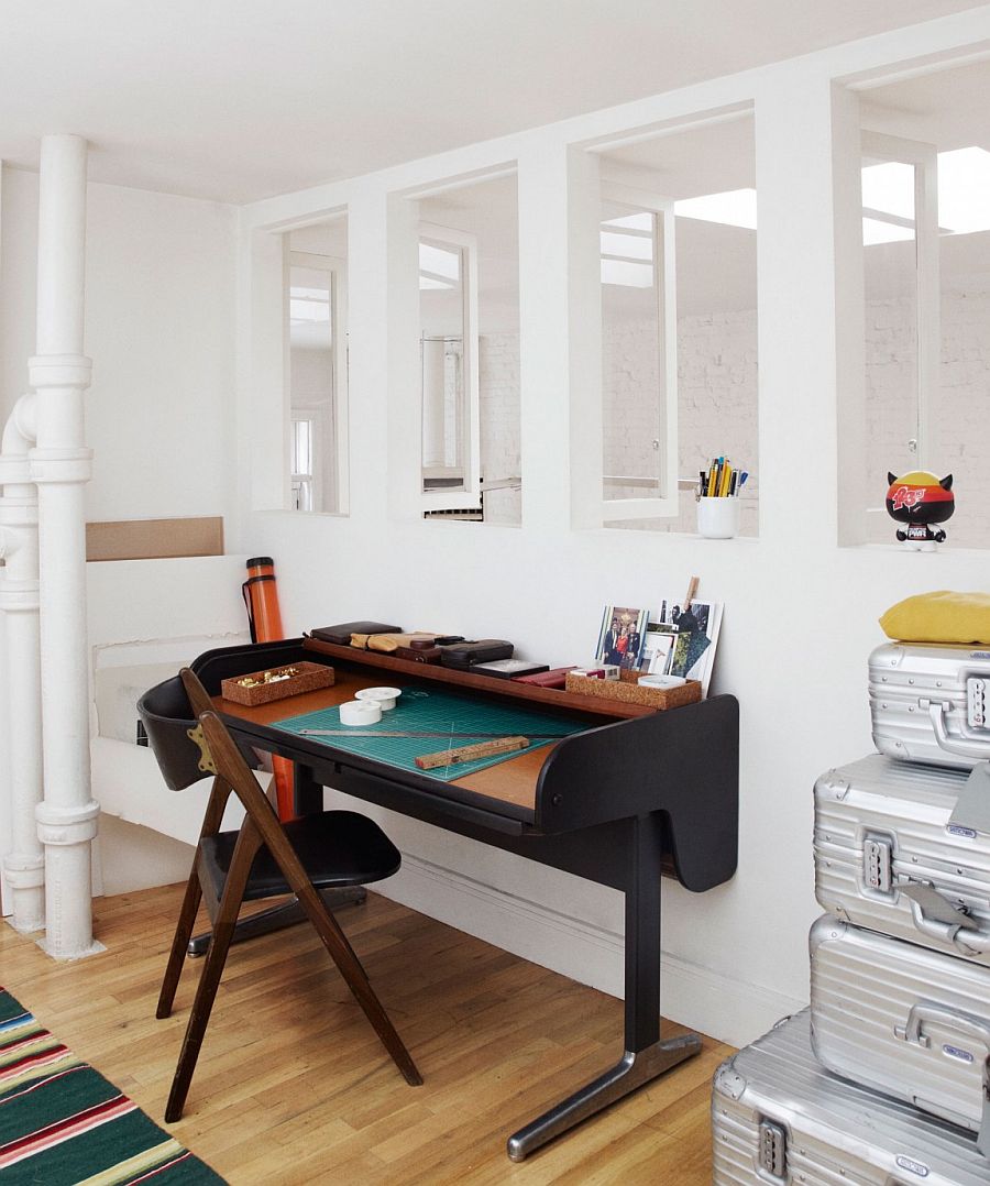 A simple way to decorate a modest home workspace with sleek desk