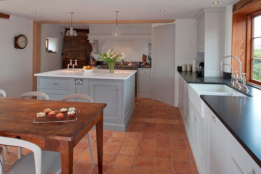 Beautiful English Country kitchen with terracotta floor tiles [Design: Edmondson Interiors]