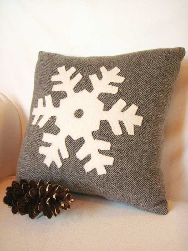 8 Rustic Accent Pillow Ideas To Add Some Coziness This Winter Decoist   Decorative Winter Pillow With Snowflake Design 600x800 