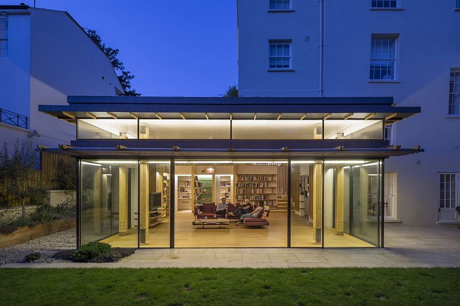 House in Hampstead, London fetaures a sparkling, cubic rear addition in glass, steel and timber