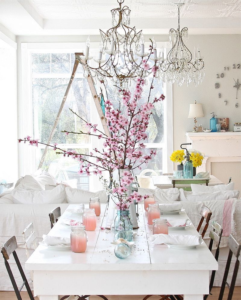 Perfect use of shabby elements, white and color in the dining room