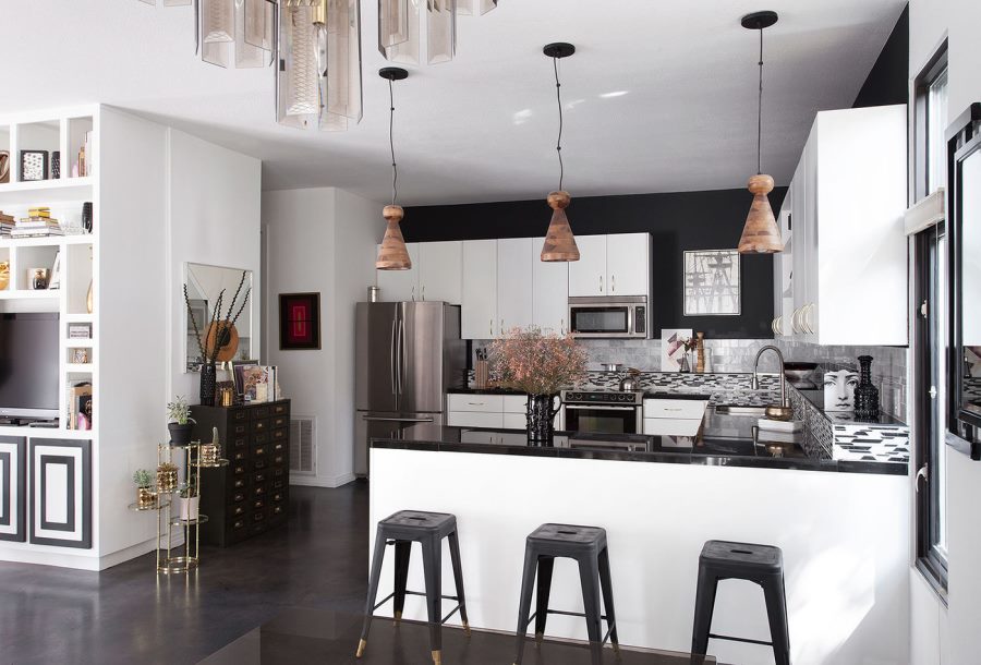 Series of 3 pendant lights over a kitchen bar