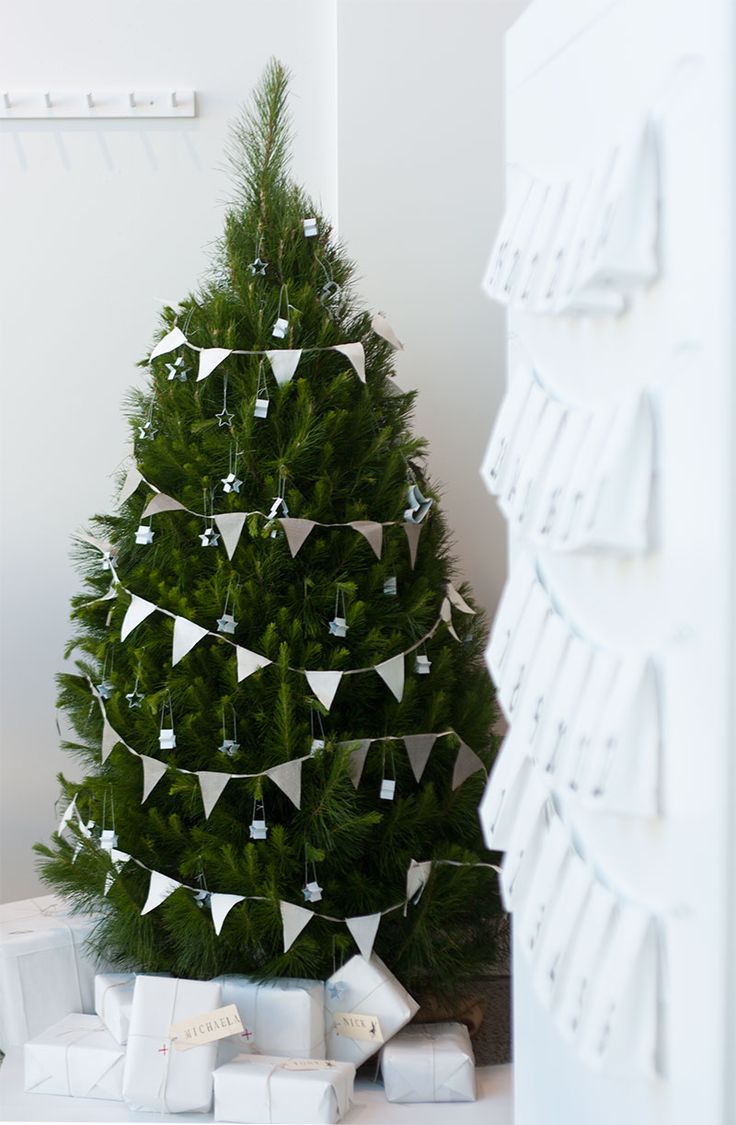 Simple banner to dress up a Christmas tree