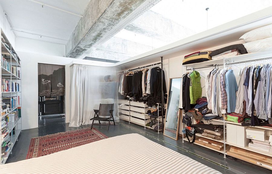 Standalone units come together to shape the lovely closet