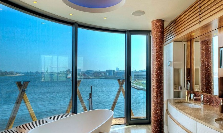 20 Luxurious Bathrooms with a Scenic View of the Ocean