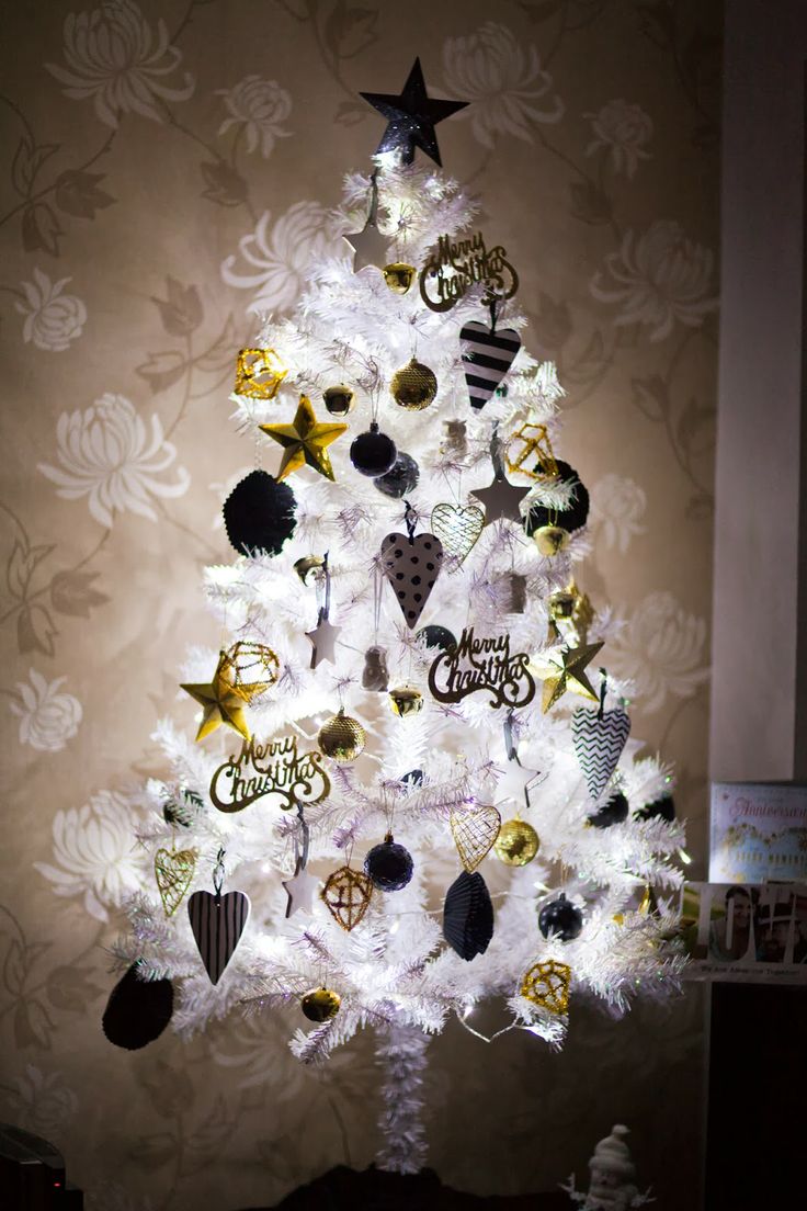 20 Chic Black, Gold & White Holiday & Christmas Decorations