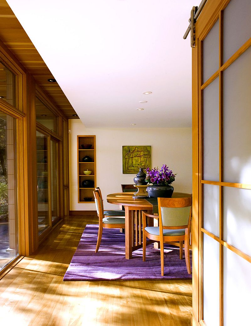 An easy way to add accent color to the dining room [Design: Marcus Gleysteen Architects]