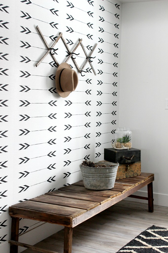 Arrow pattern on an entryway wall