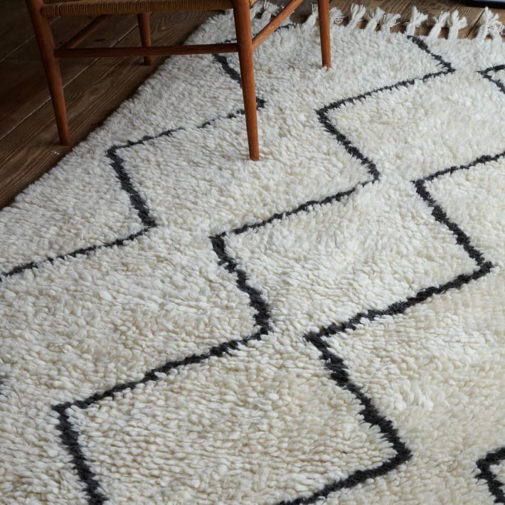 Black and white wool rug with a zigzag pattern