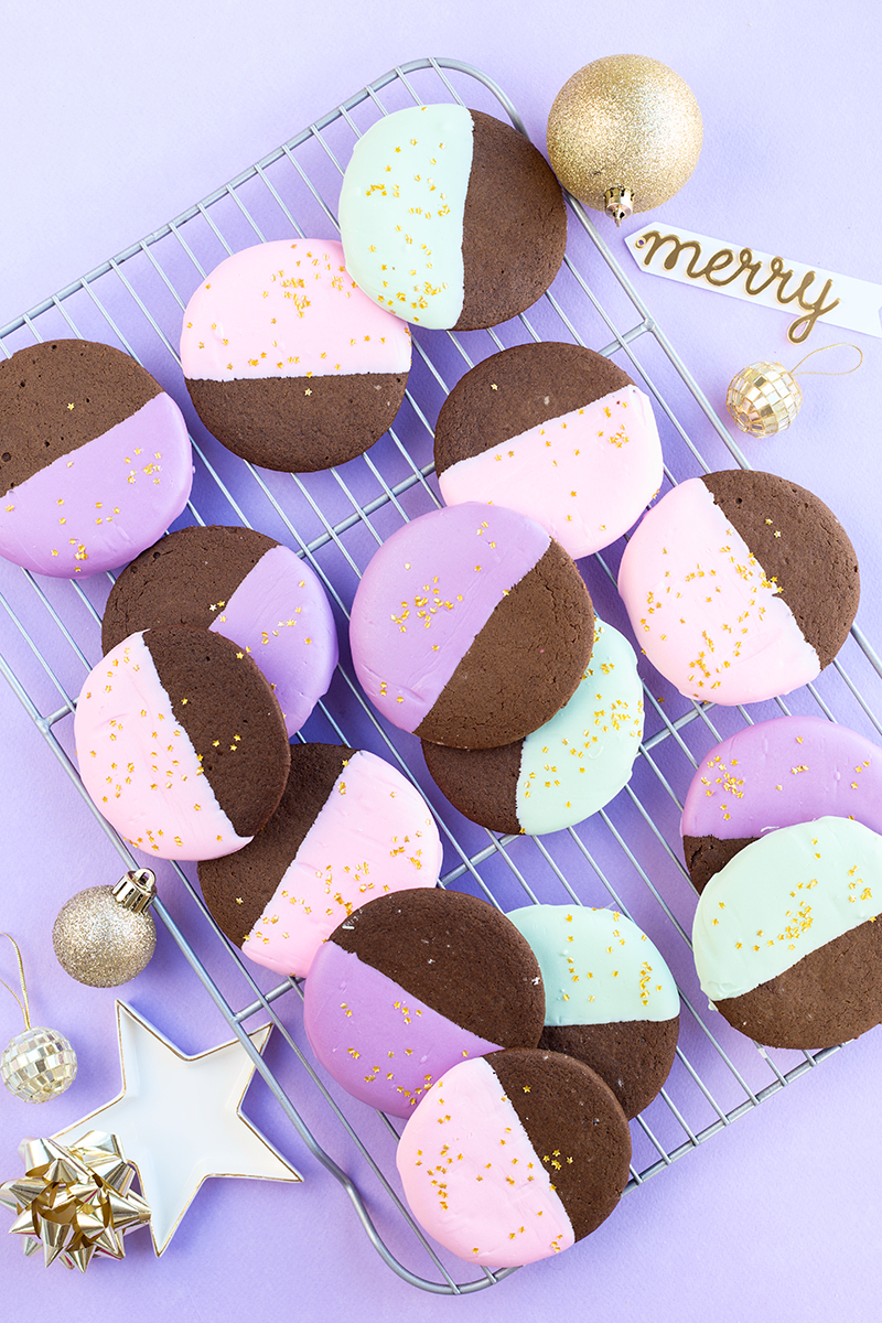 Color dipped gingerbread cookies from Studio DIY