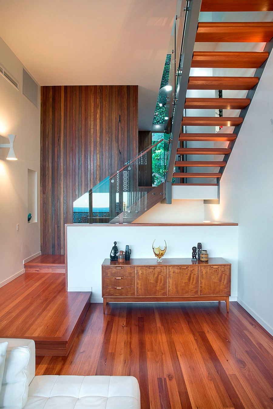 Creative design of the staircase saves up ample space