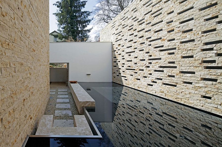 Entrance of the contemporary home with water feature