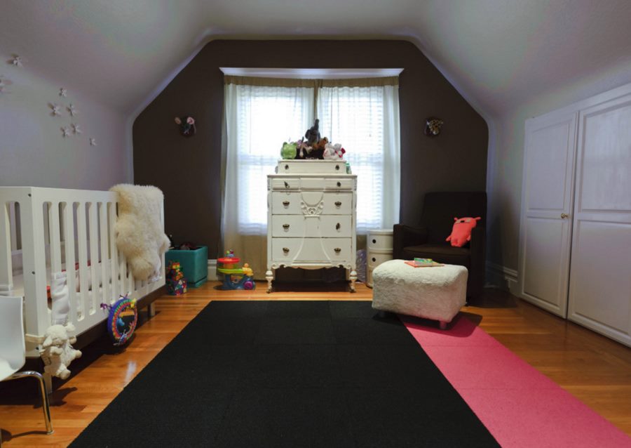 Nursery rug with a pink stripe