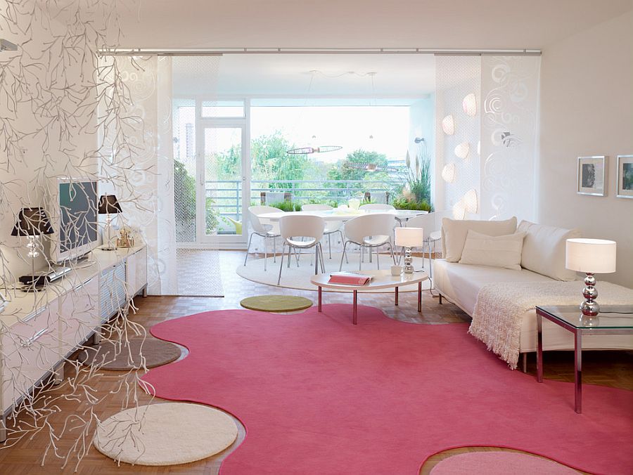 Quirky rug brings pink to the chic, modern living room [Design: Wohn Dich]