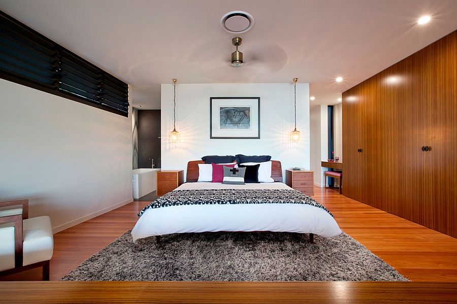 Simplicity and woodensurfaces combine to create a lovley bedroom