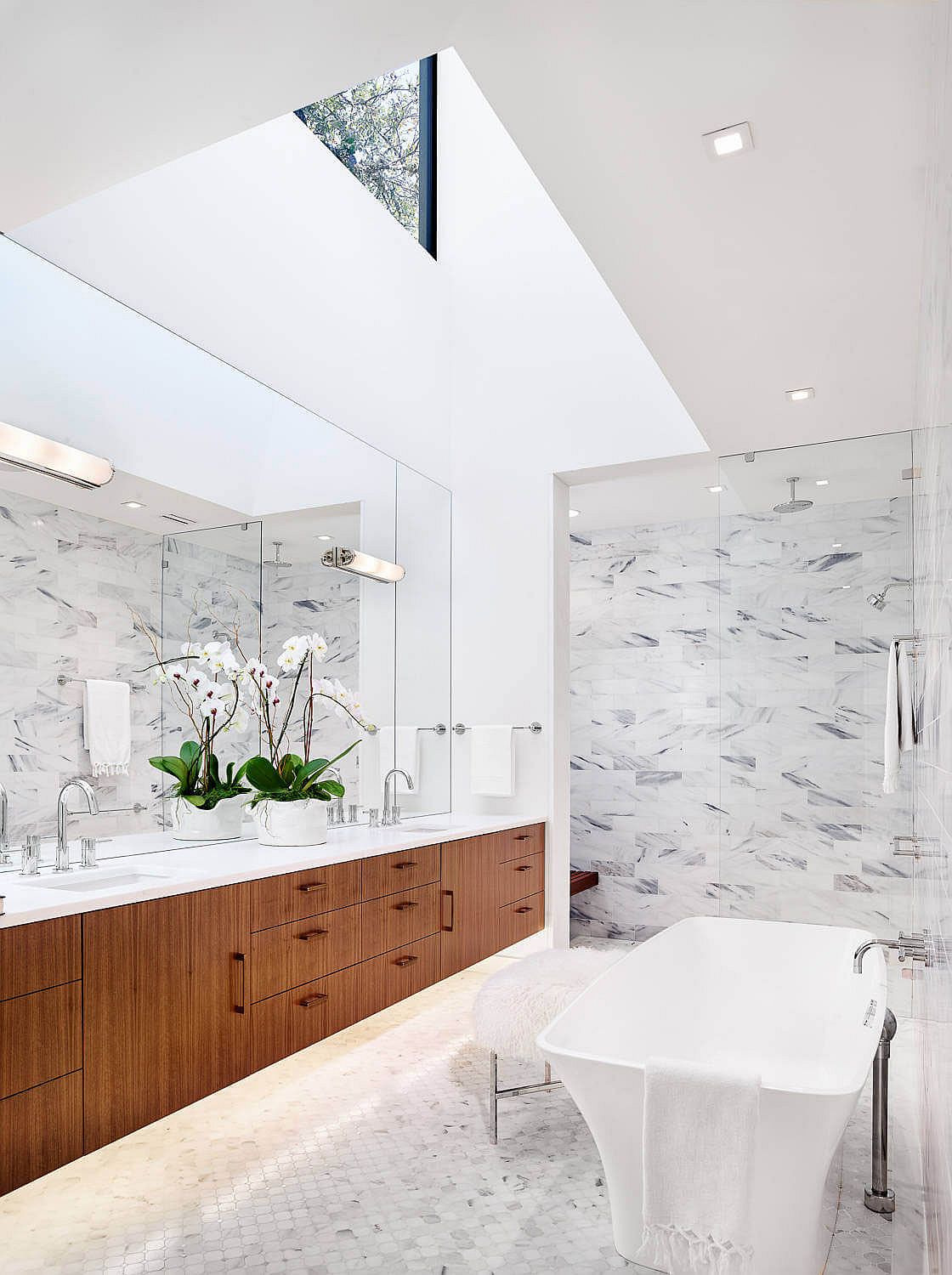 Skylight brings natural ventilation into the luxurious bathroom