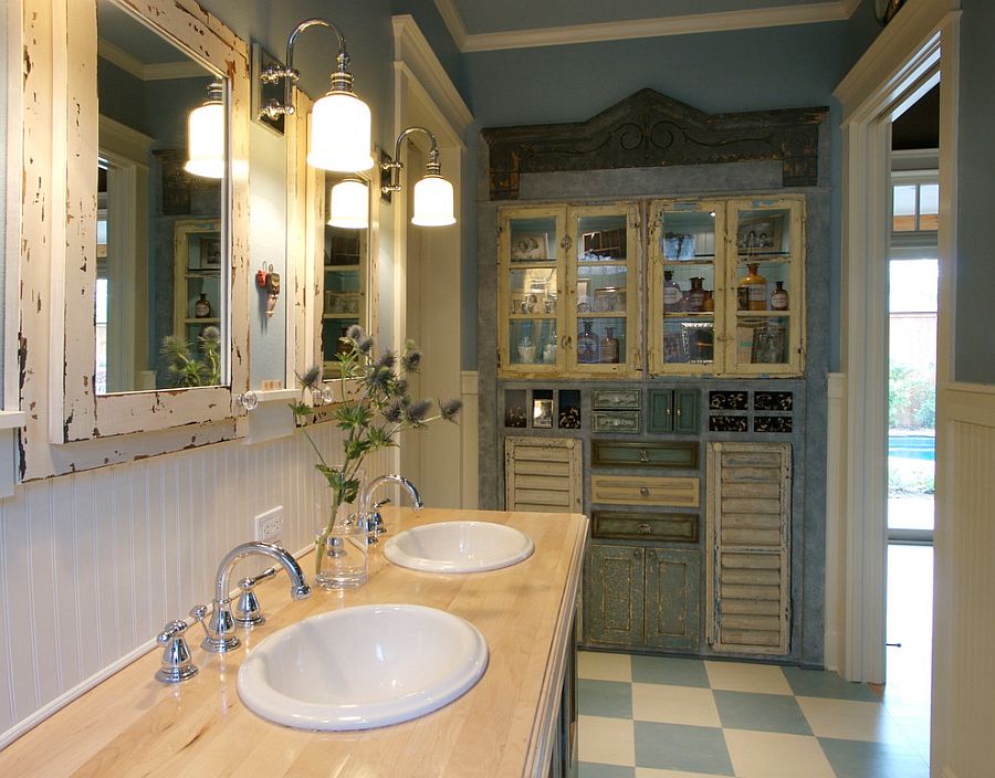 Traditional sconce lighting for the shabby chic bathroom [Design: Bella Vista Company]