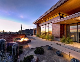 Damon Residence: Beating the Desert Heat with Adobe Walls and Sleek Overhangs