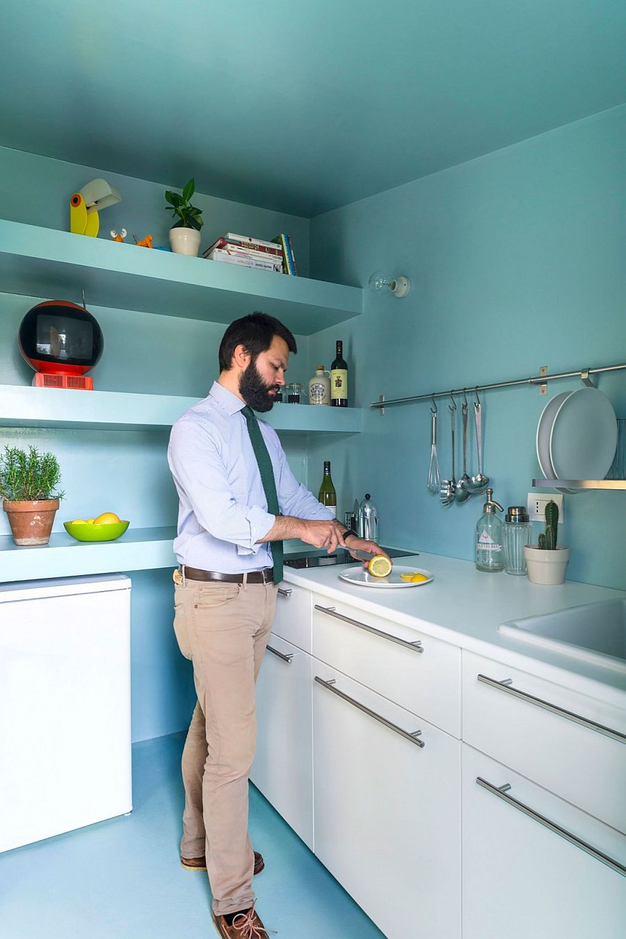 White and blue create a light and airy ambiance in the kitchen