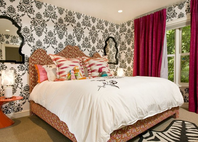 25 Victorian Bedrooms Ranging From Classic To Modern Decoist   Black And White   And Red Drapes For The Bright Bedroom 650x467 