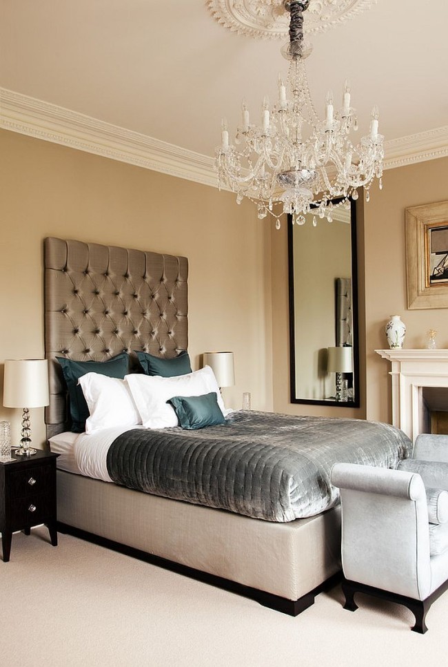 25 Victorian Bedrooms Ranging From Classic To Modern Decoist   Clarance Chandelier Adds Traditional Panache To The Bedroom 650x966 