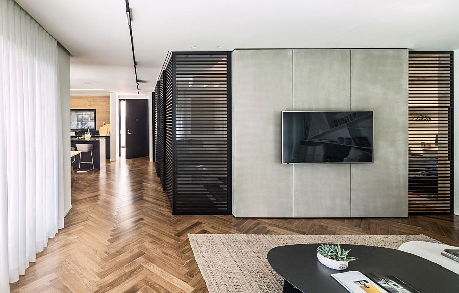 Creative partitions shape the interior of the contemporary home in Ramat HaSharon